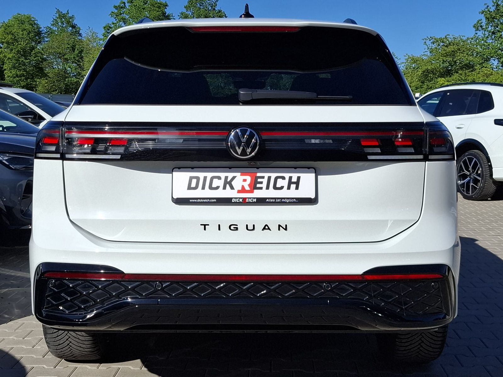 Fahrzeugabbildung Volkswagen Tiguan 2.0 TDI 4M R-Line BLACK*PAN*HK*AHK*MATRIX