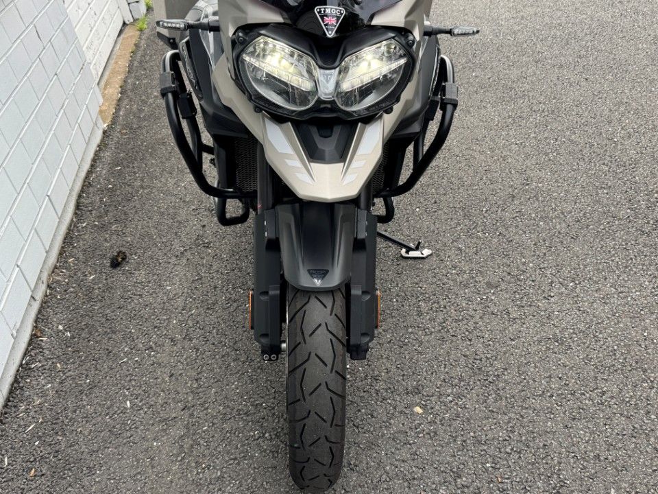 Fahrzeugabbildung Triumph Tiger 1200er Desert Edition Koffer Bügel Scheibe