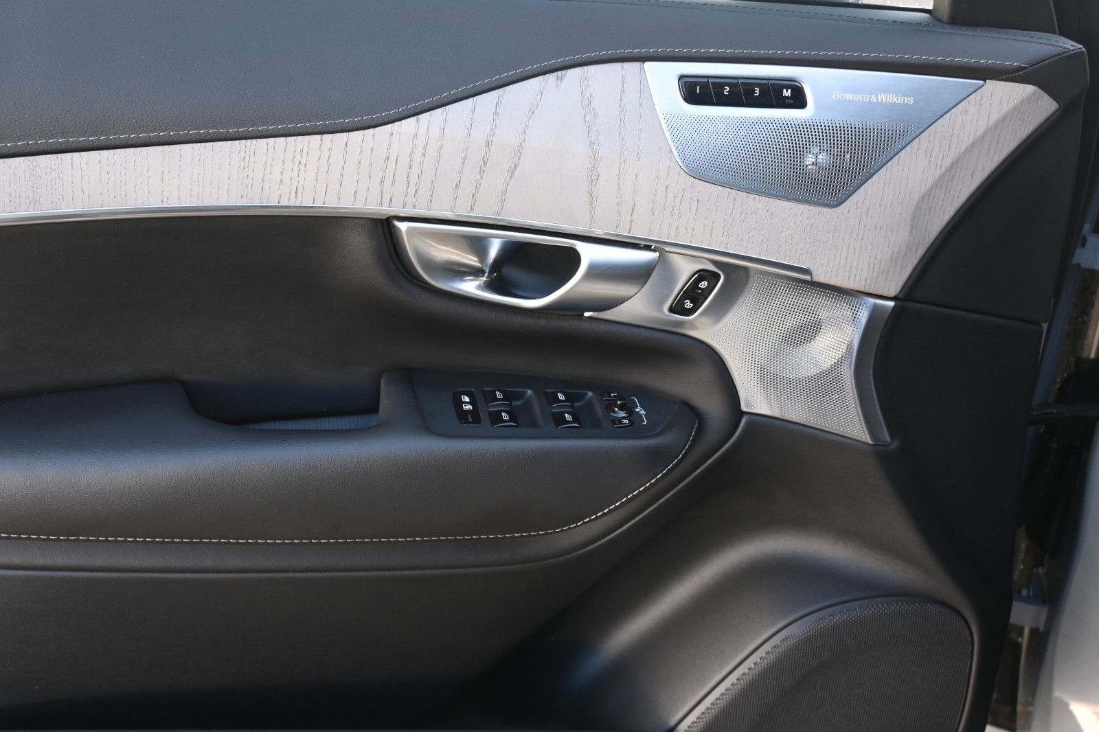 Fahrzeugabbildung Volvo XC90 B5D AWD Ultimate Bright*LED*PANO*STHZ*360*