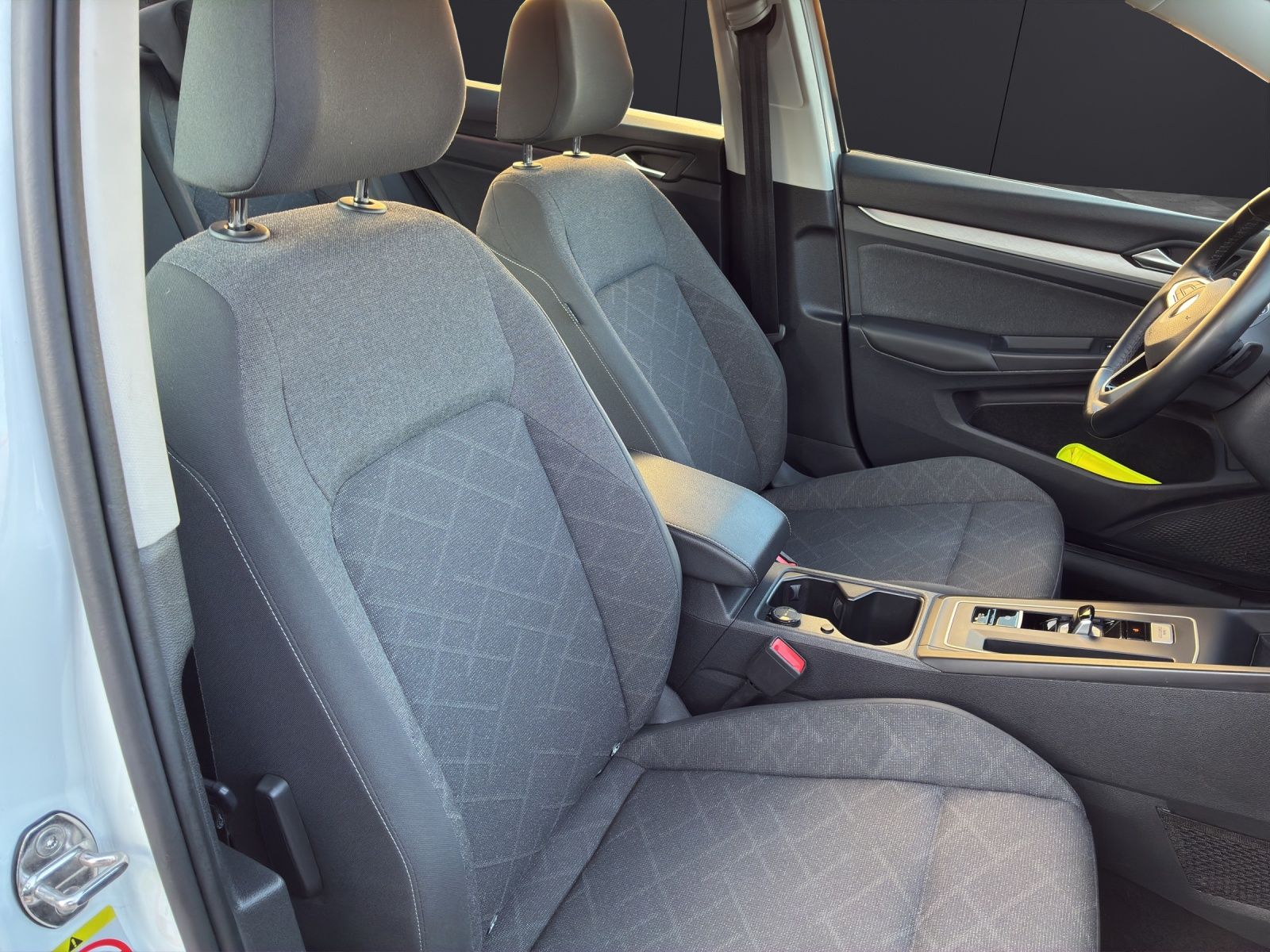 Fahrzeugabbildung Volkswagen Golf VIII Life DSG TDI LED ACC SH PDC Ambiente N