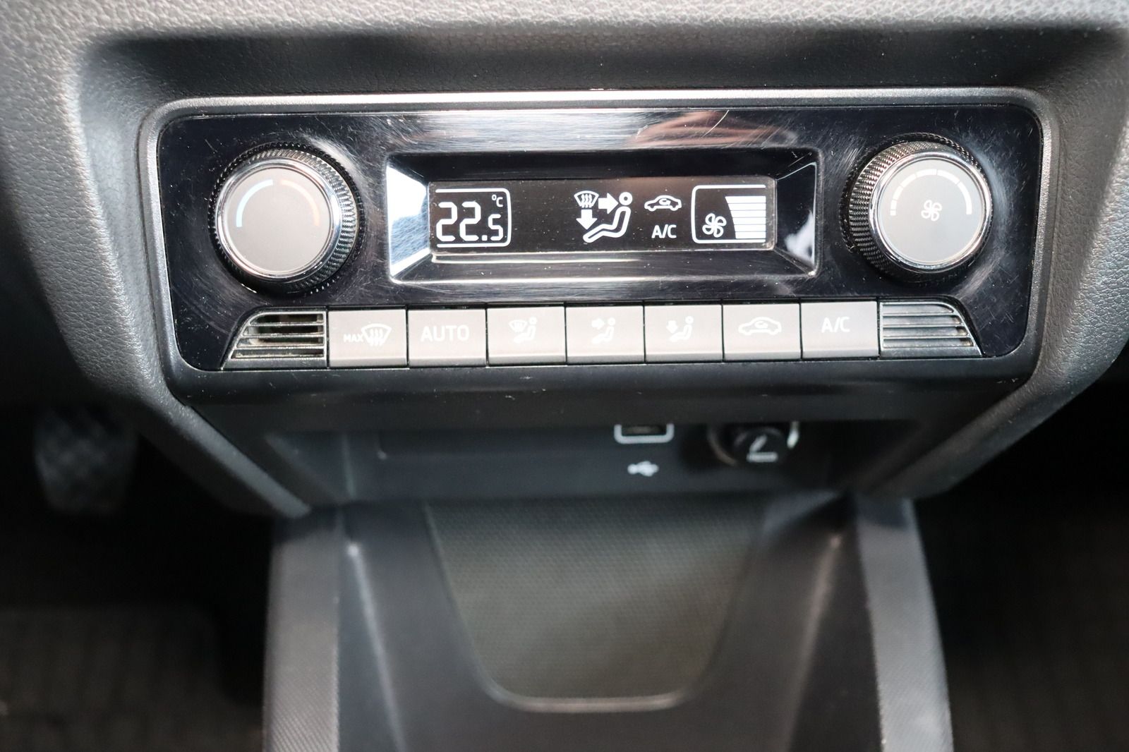 Fahrzeugabbildung SKODA Fabia 1.0 TSI * Navi * 1.Hand Soleil