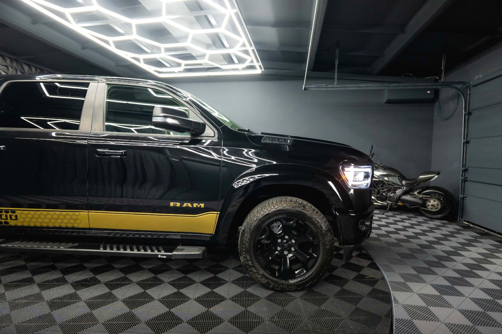 Fahrzeugabbildung Dodge RAM 5.7 V8 HEMI 4x4 OFFROAD Night GOLD EDITION