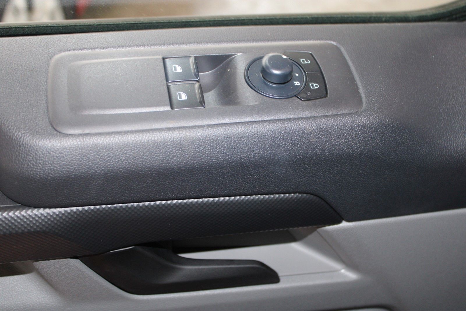 Fahrzeugabbildung Ford Transit Custom Kombi Trend 8-Sitzer GJR SOFORT