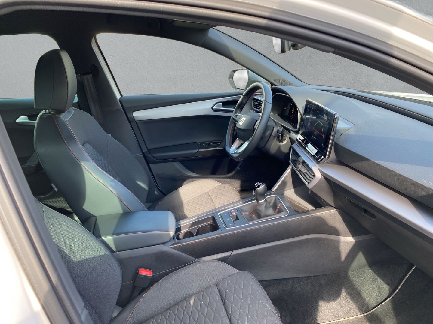 Fahrzeugabbildung SEAT Leon FR Plus 1.5 TSI*NAVI*SHZ*PDC*Full-Link*