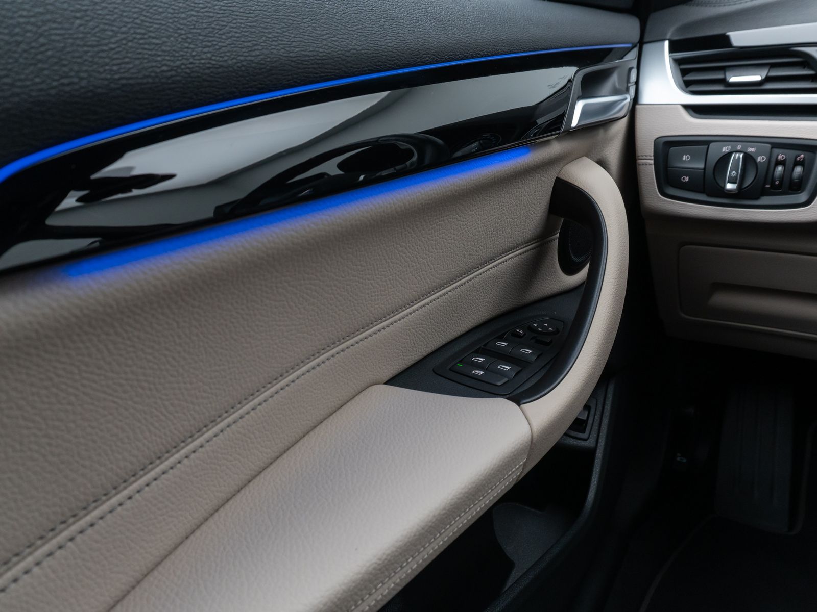 Fahrzeugabbildung BMW X1 xD20i xLine Kamera HUD DAB HiFi Komfort Sport
