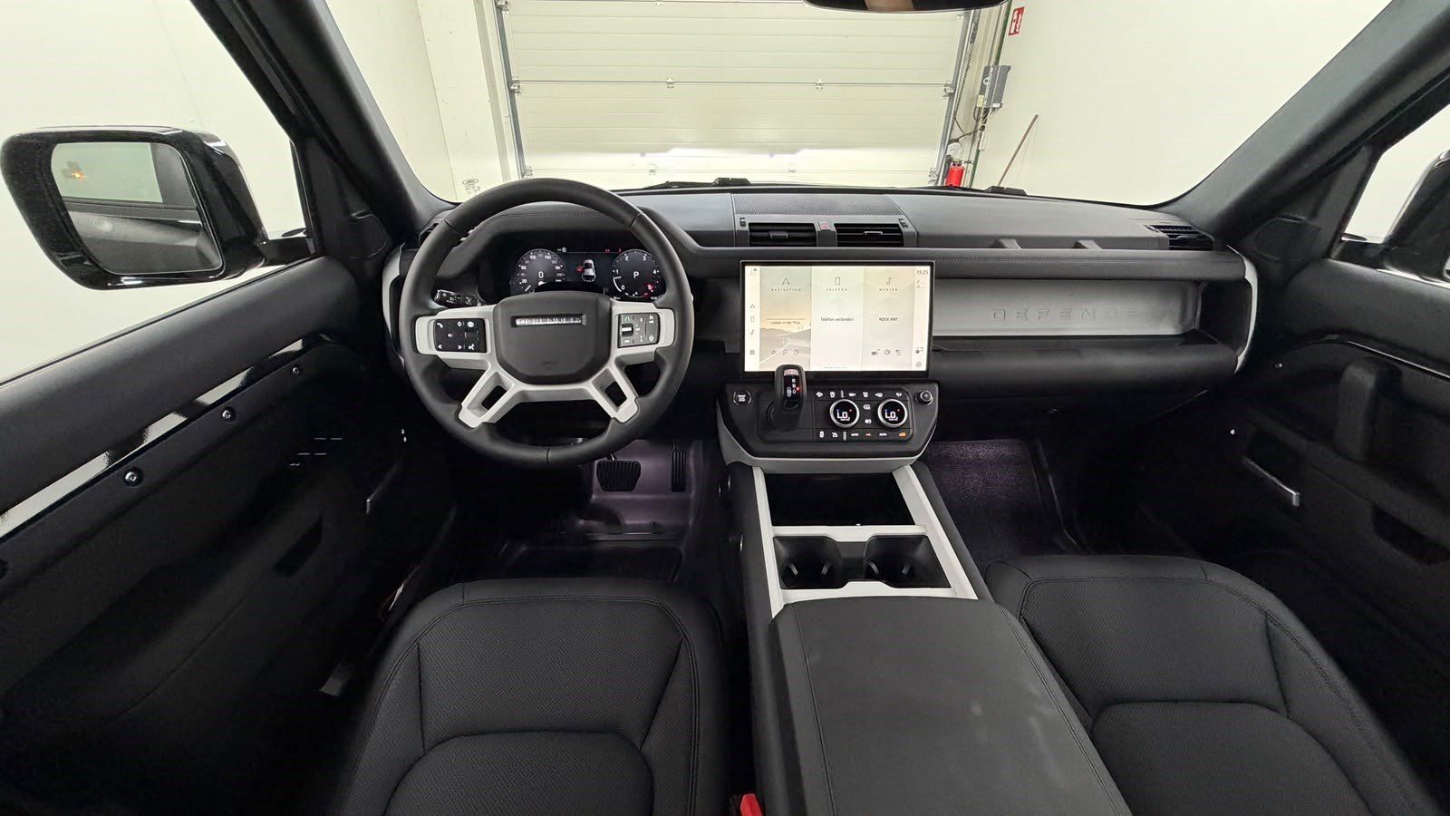 LAND ROVER Defender 110 D200 S Black AHK 19-Zoll – Bild 14