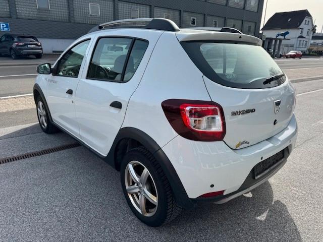 Dacia Sandero 2014 — вигляд ззаду