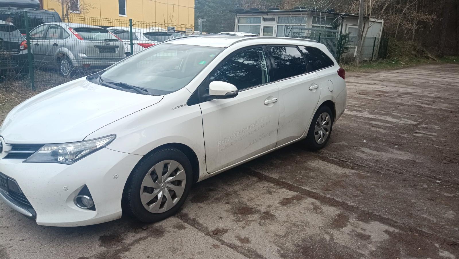 Toyota Auris 2015 — rear view