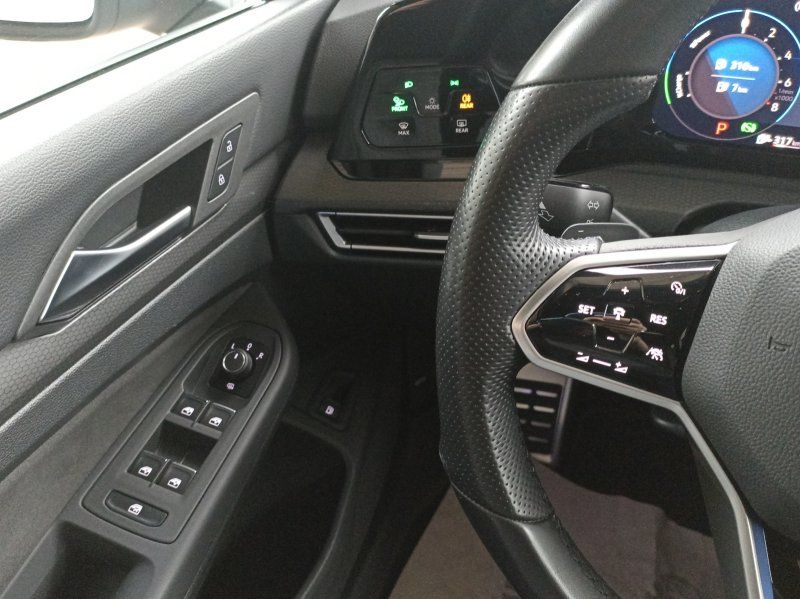 Fahrzeugabbildung Volkswagen Golf VIII  1.4 eHybrid DSG GTE