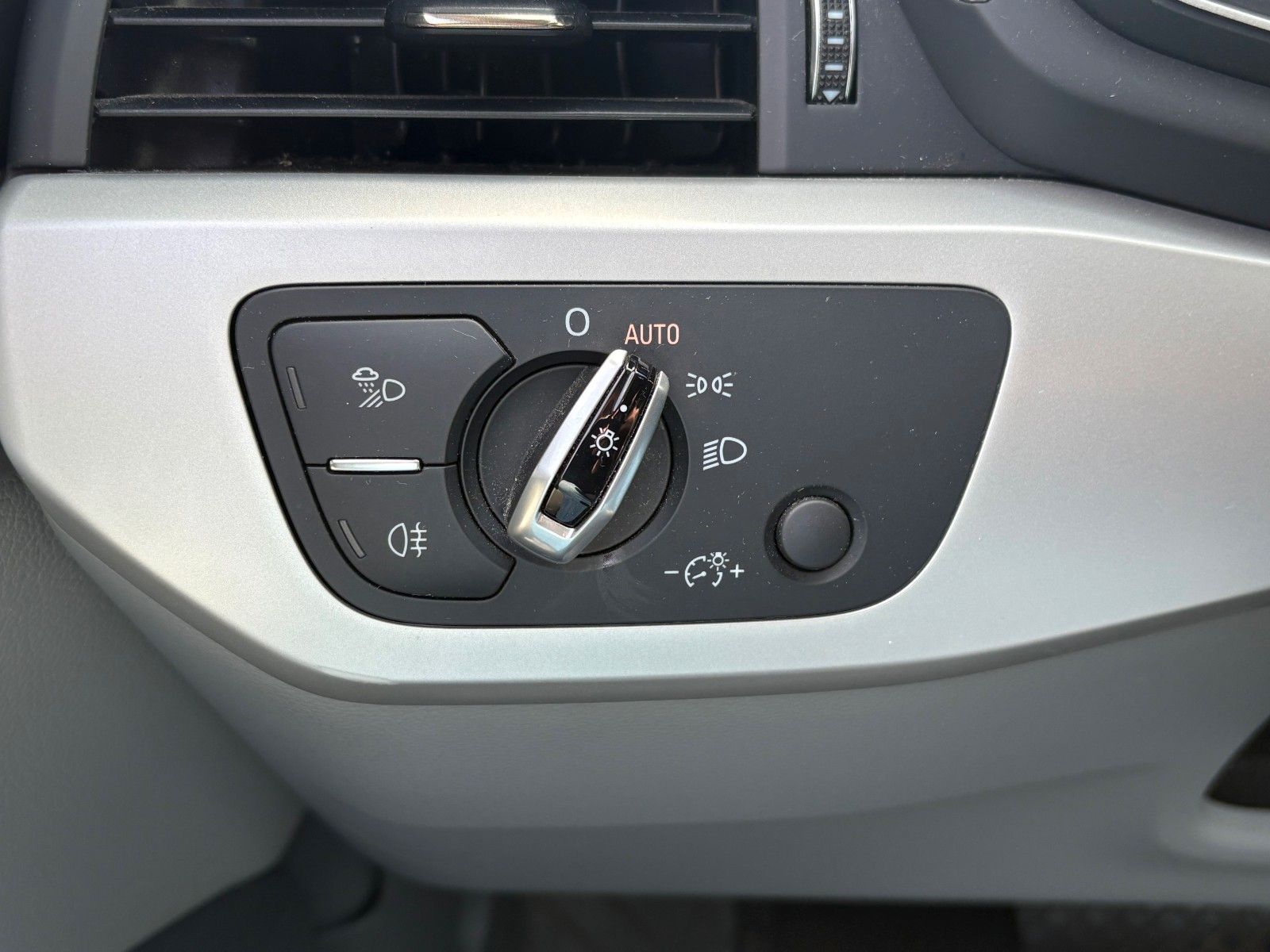 Fahrzeugabbildung Audi A4 2.0 TDI quattro Aut Navi Leder Xenon AHK SPOR