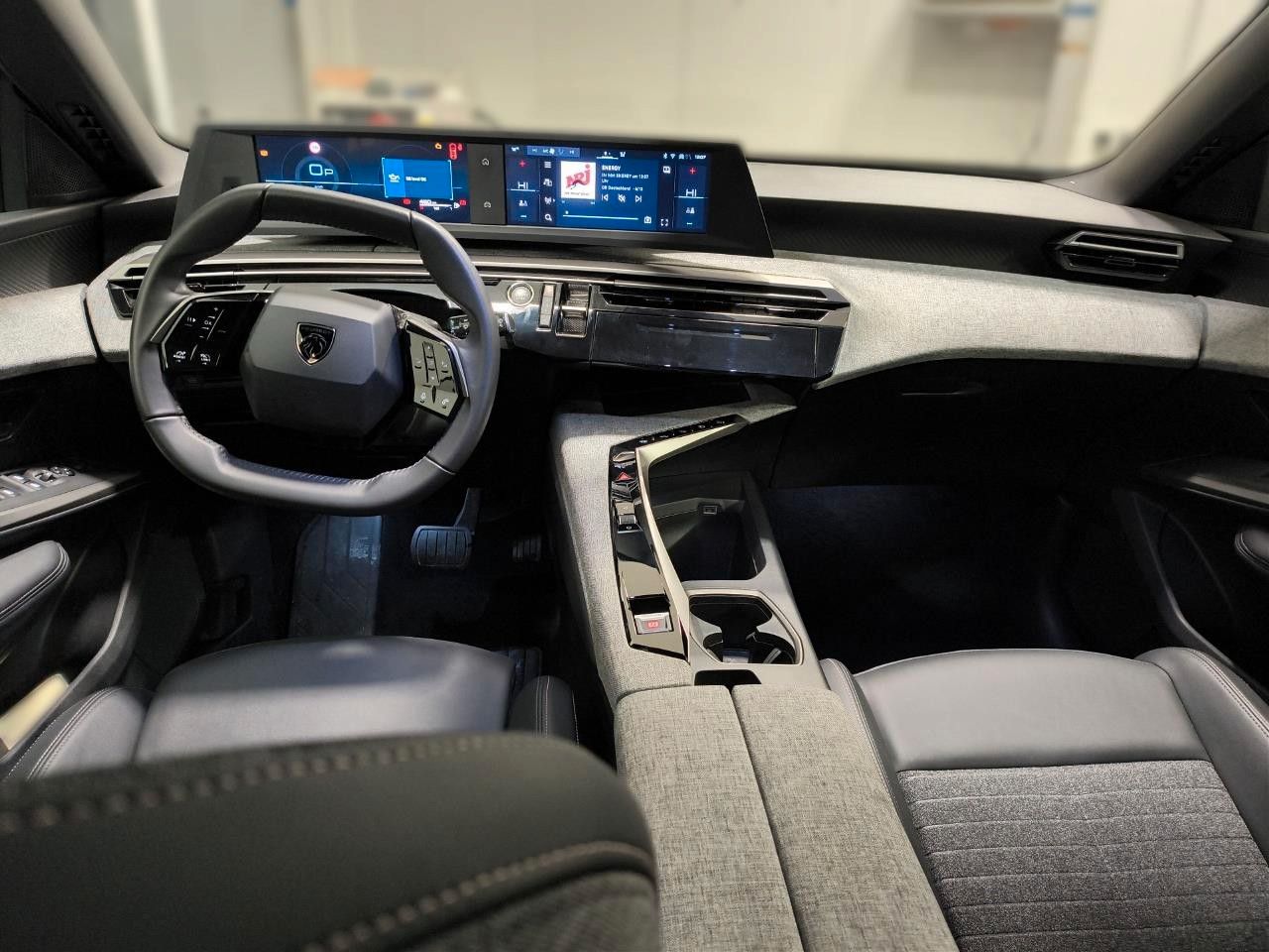 Fahrzeugabbildung Peugeot 5008 Hybrid 145 ALLURE DSC 7-SITZ NAVI/KAMERA/SH