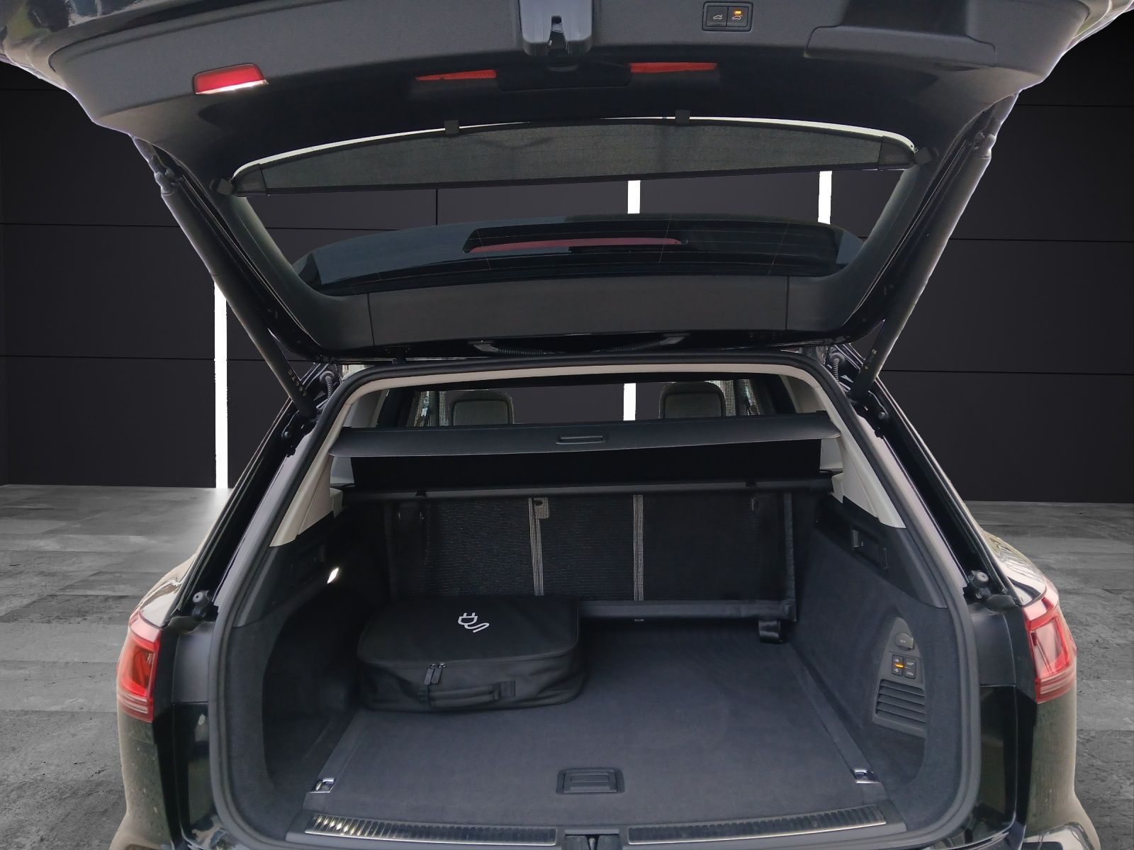 Fahrzeugabbildung Volkswagen Touareg eHybrid Elegance Matrix AHK Pano HUD AID