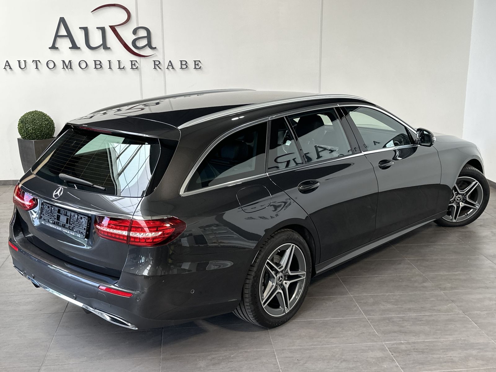 Fahrzeugabbildung Mercedes-Benz E 220d T AMG Line NAV+LED+ACC+HUD+KAM+AHK+18ZOLL
