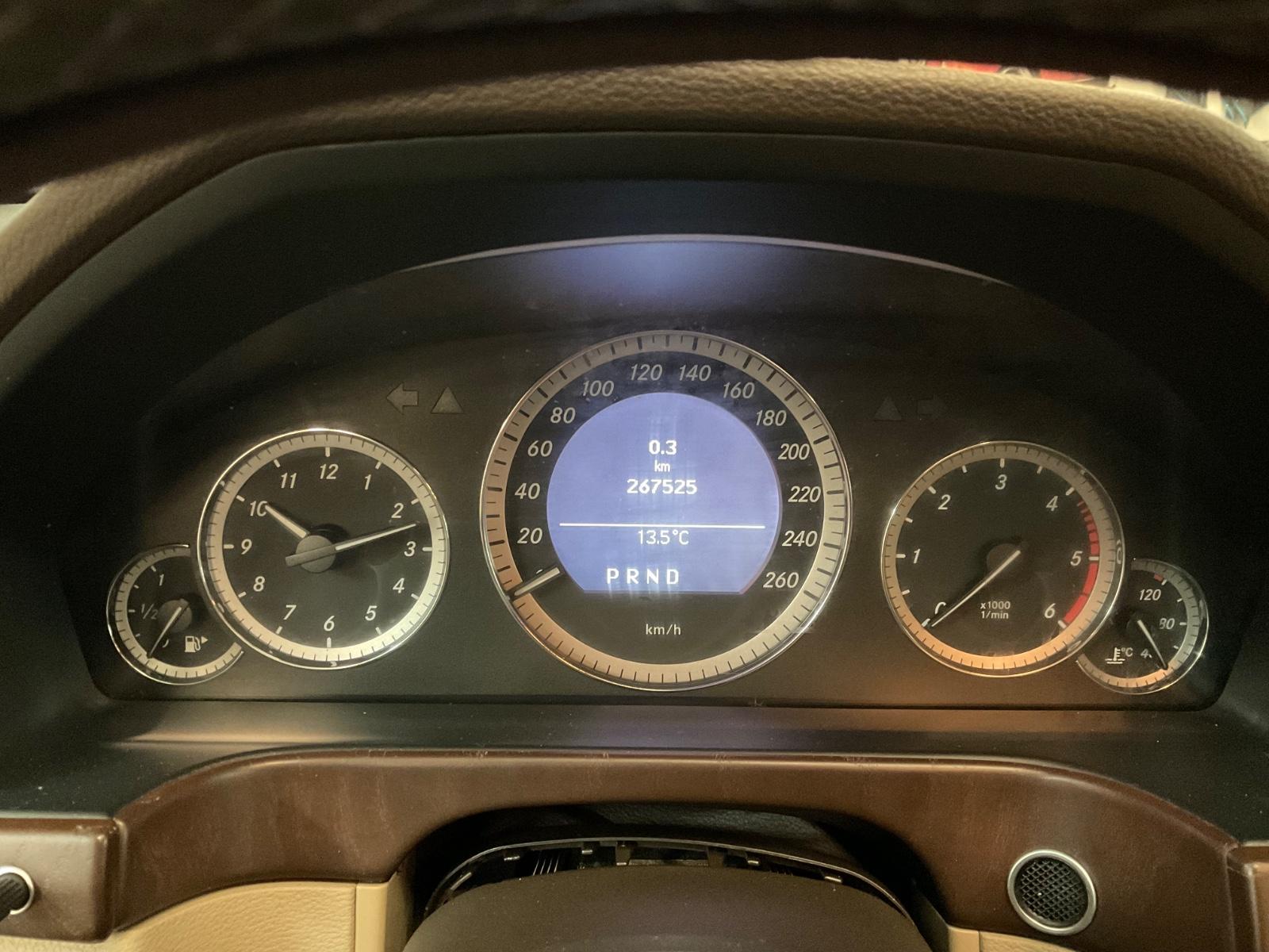Mercedes-Benz E220 2011 — photo 34