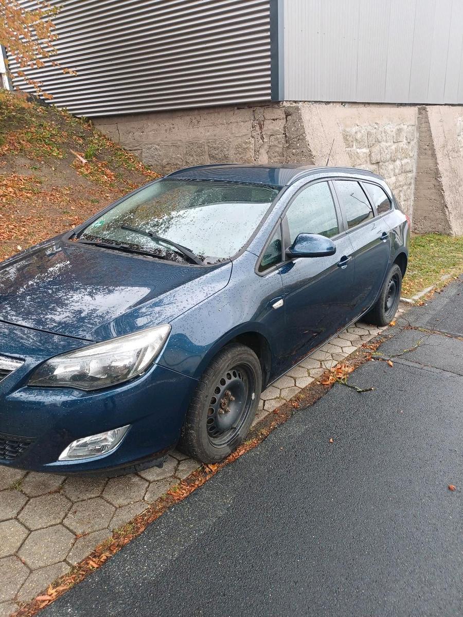 Opel Astra 2011 — вигляд ззаду