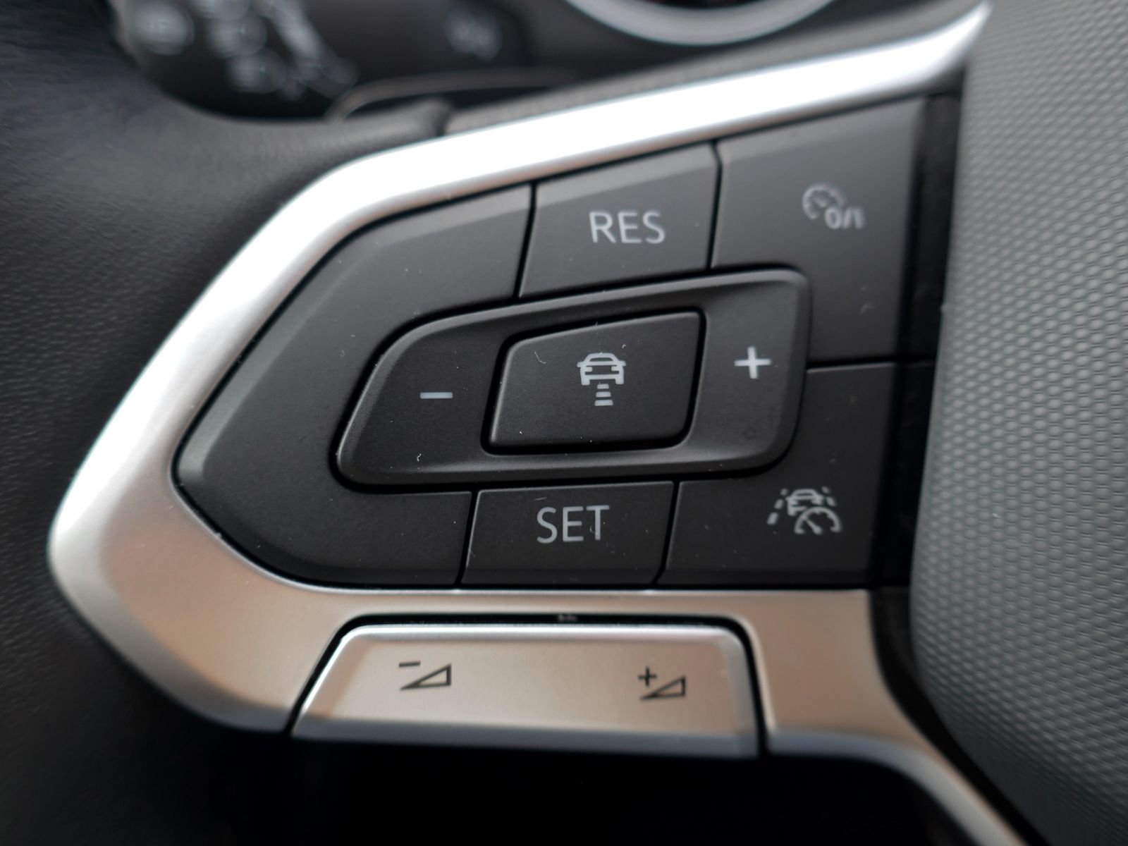 Fahrzeugabbildung Volkswagen Tiguan MOVE 2.0 TDI DSG | LED RFK ACC Navi
