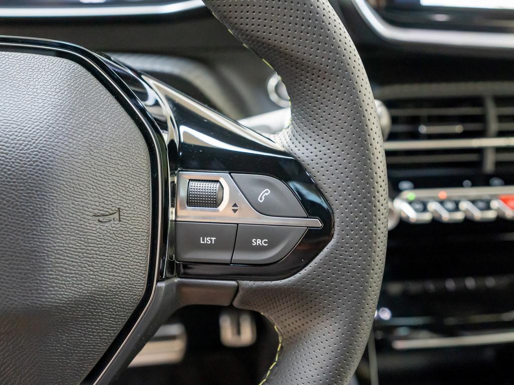 Peugeot 2008 GT HYBRID 145 e-DSC6 ACC LED 360° NAVI SHZ