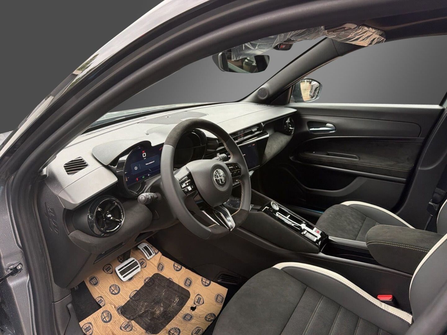 Fahrzeugabbildung Alfa Romeo Junior Ibrida Sport Speciale 1,2 VGT 107kW MY26