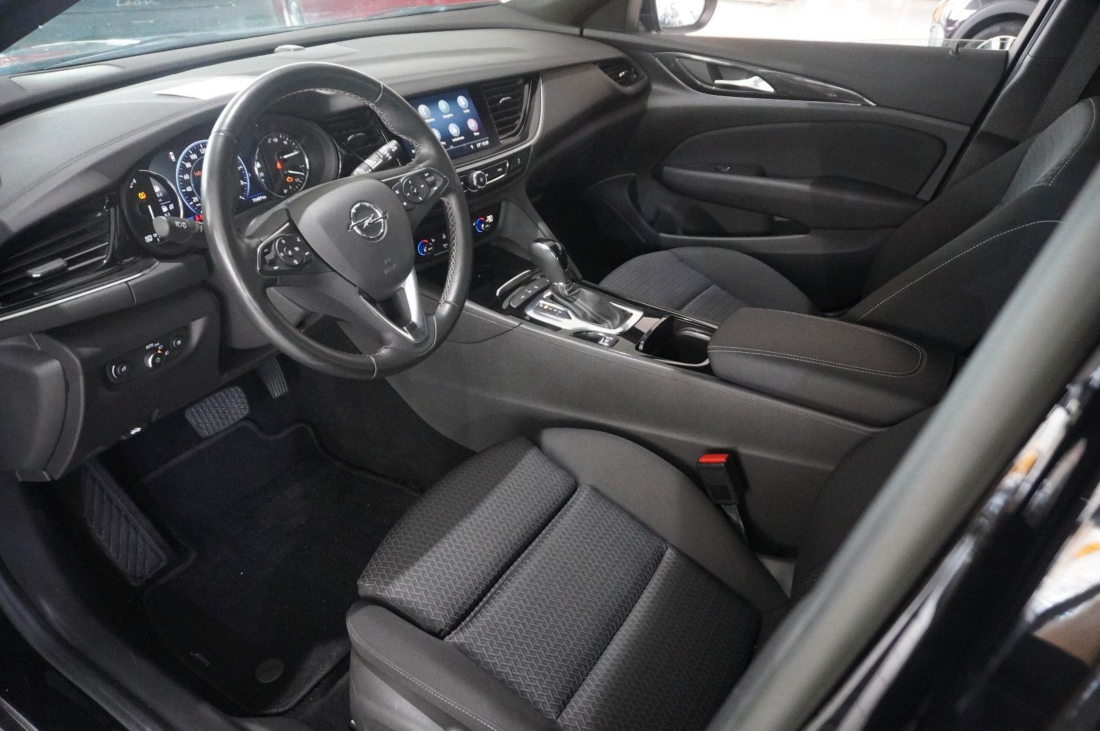 Fahrzeugabbildung Opel Insignia B ST 2.0T ELEGANCE NAVI/LED/VIRT./DAB+