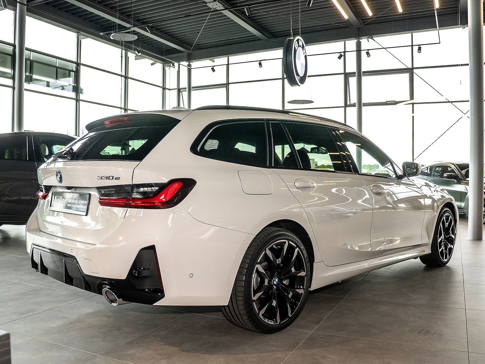 BMW 330e WM-SPECIAL mit 14690 EUR Ersparnis imagem 2