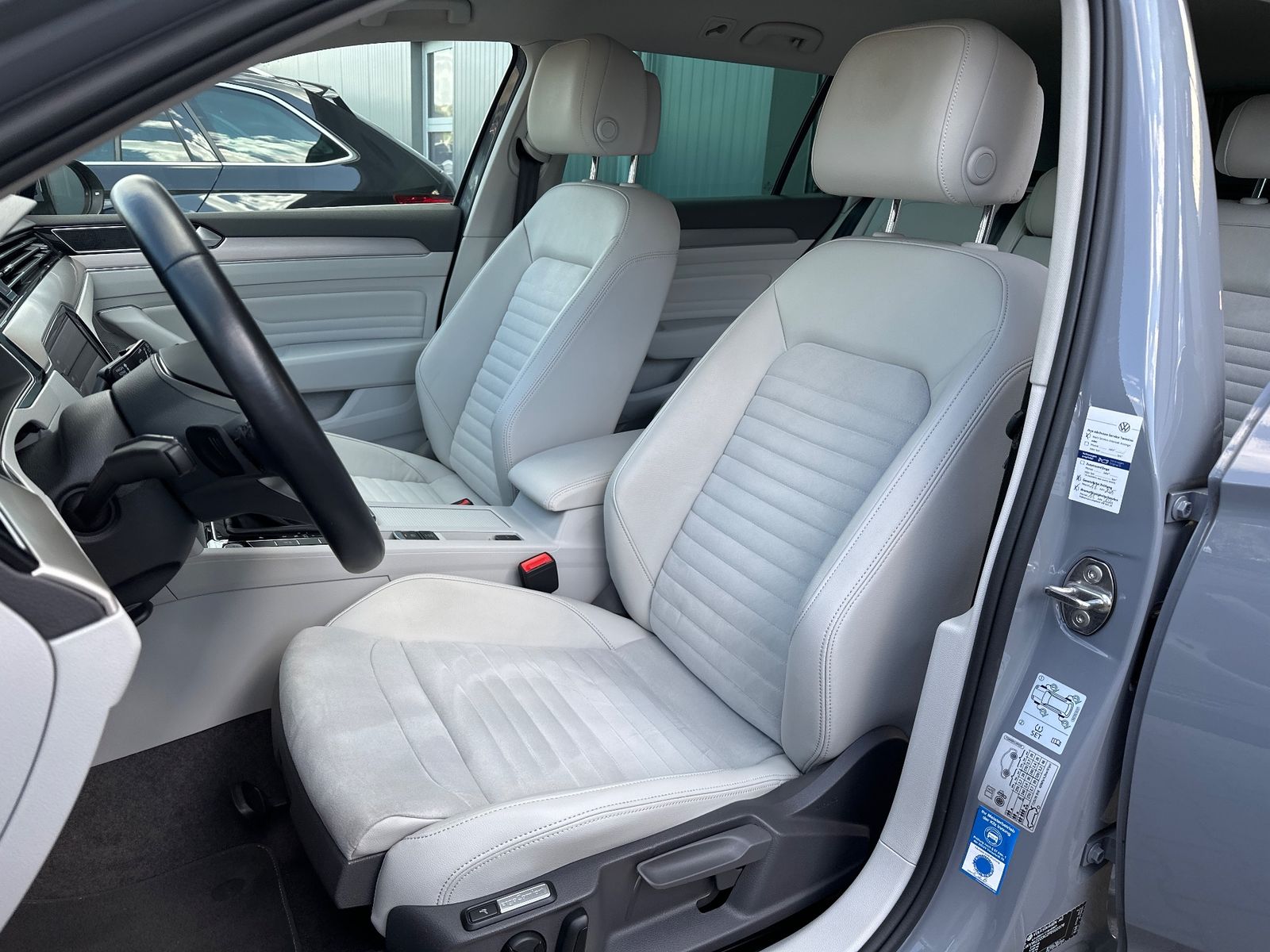 Fahrzeugabbildung Volkswagen Passat Variant Elegance NAV+LED+AHK+ACC+HUD+18ZO
