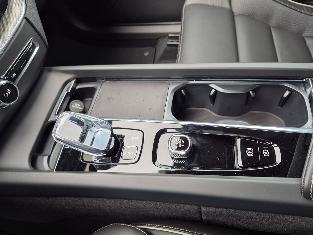 Fahrzeugabbildung Volvo XC60 B5 B AWD Plus Dark+BusinessPak.+AHZV+