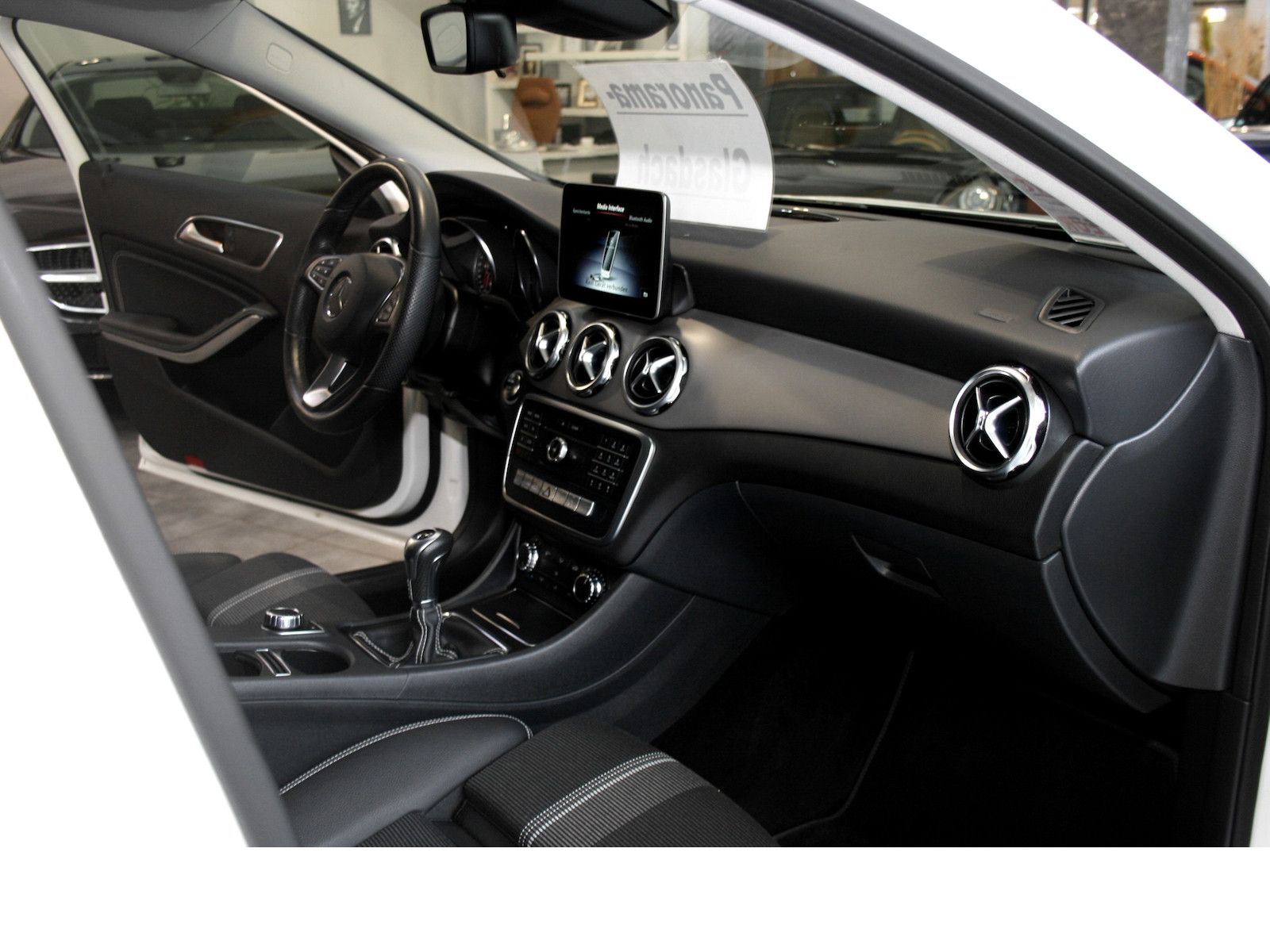 Fahrzeugabbildung Mercedes-Benz GLA 200 Urban *LED *AHK *Pano-Dach *Navi