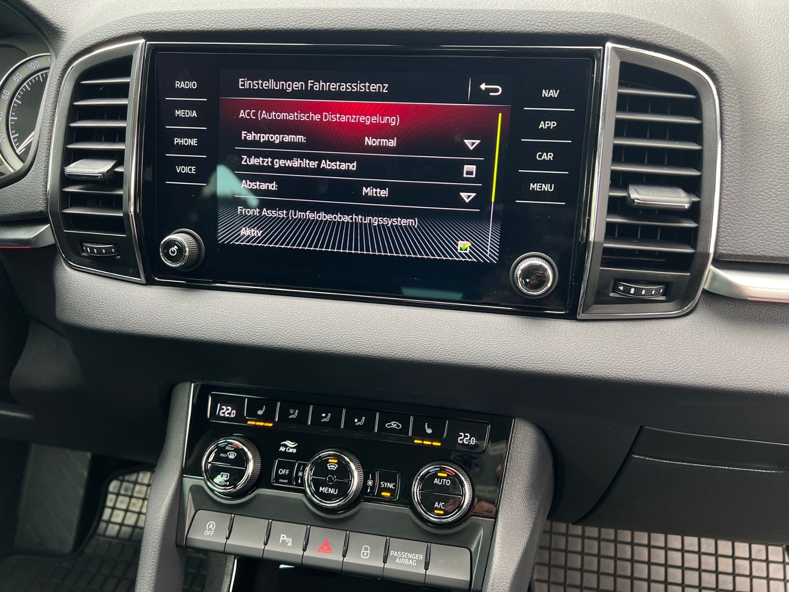 Fahrzeugabbildung SKODA Karoq Style 1.5 TSI DSG *AHK, LED, SmartLink, Ka