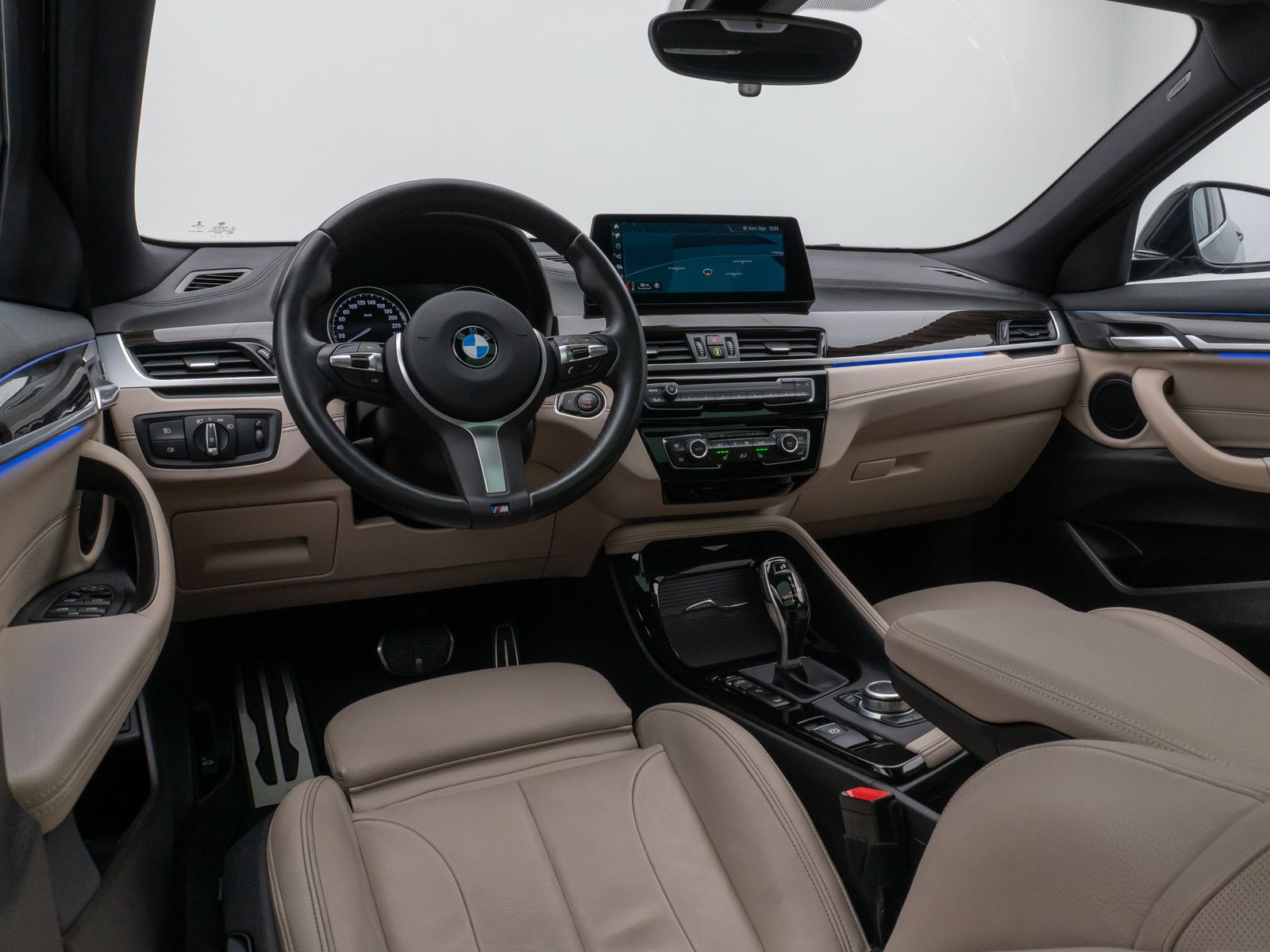 Fahrzeugabbildung BMW X2 xD20d M Sport Panorama Kamera HUD DAB Komfort