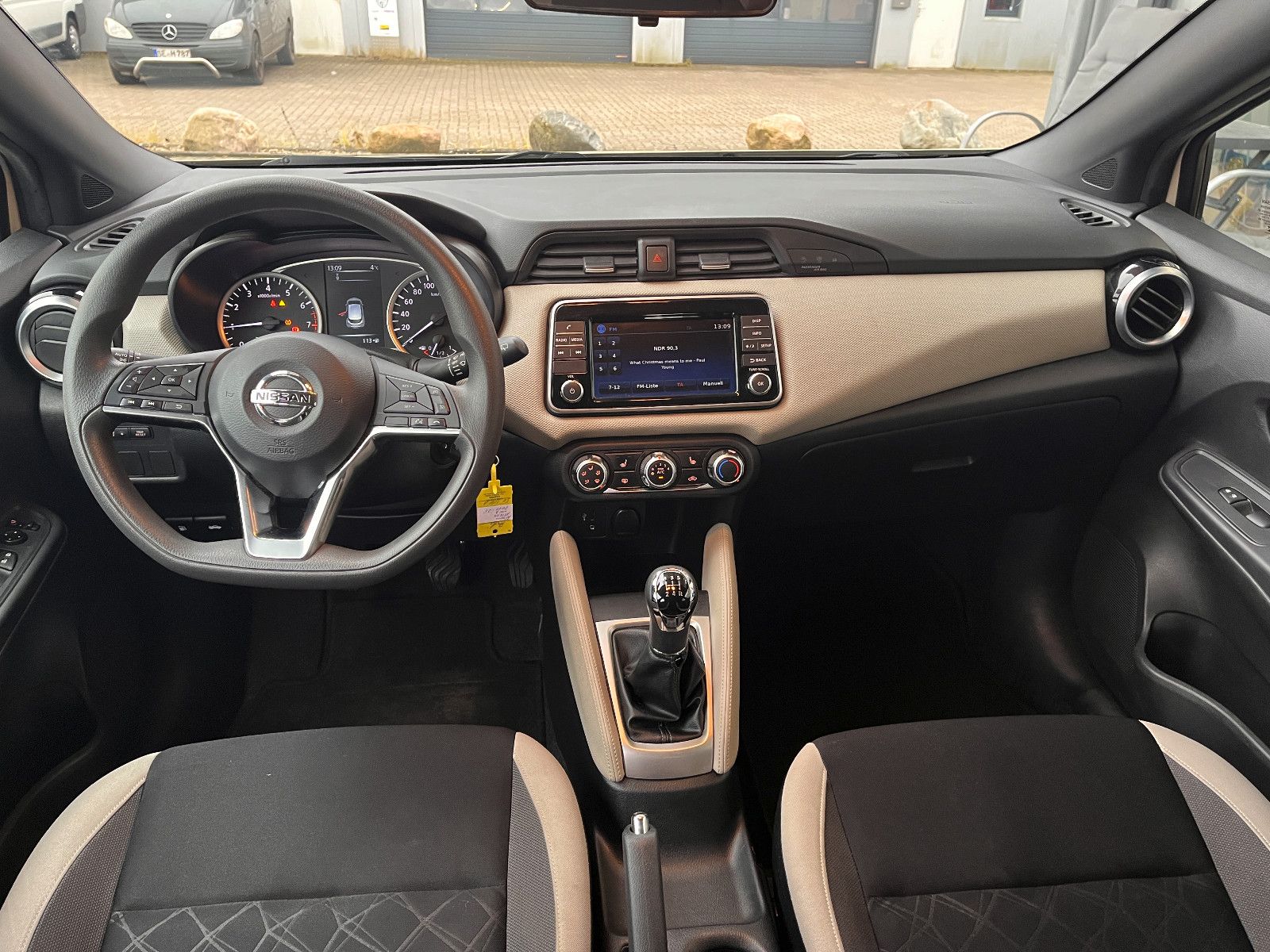 Fahrzeugabbildung Nissan Micra Acenta / leichter Frontschaden