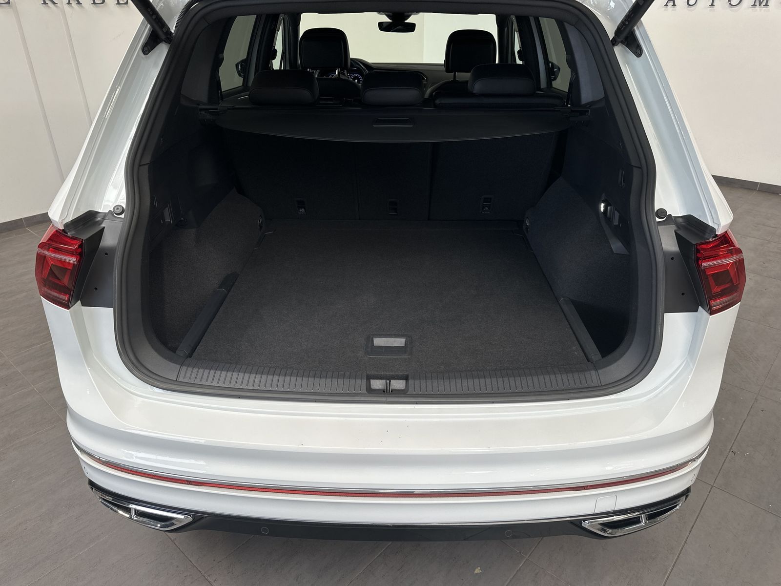 Fahrzeugabbildung Volkswagen Tiguan Allspace 2.0 TDI 4M R-Line NAV+LED+AHK+VC