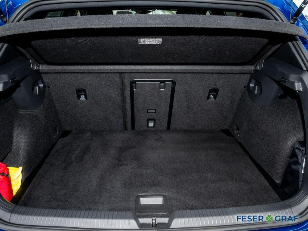 Volkswagen Golf VIII 2.0 TSI 4M R-Line DSG LED/AppConn