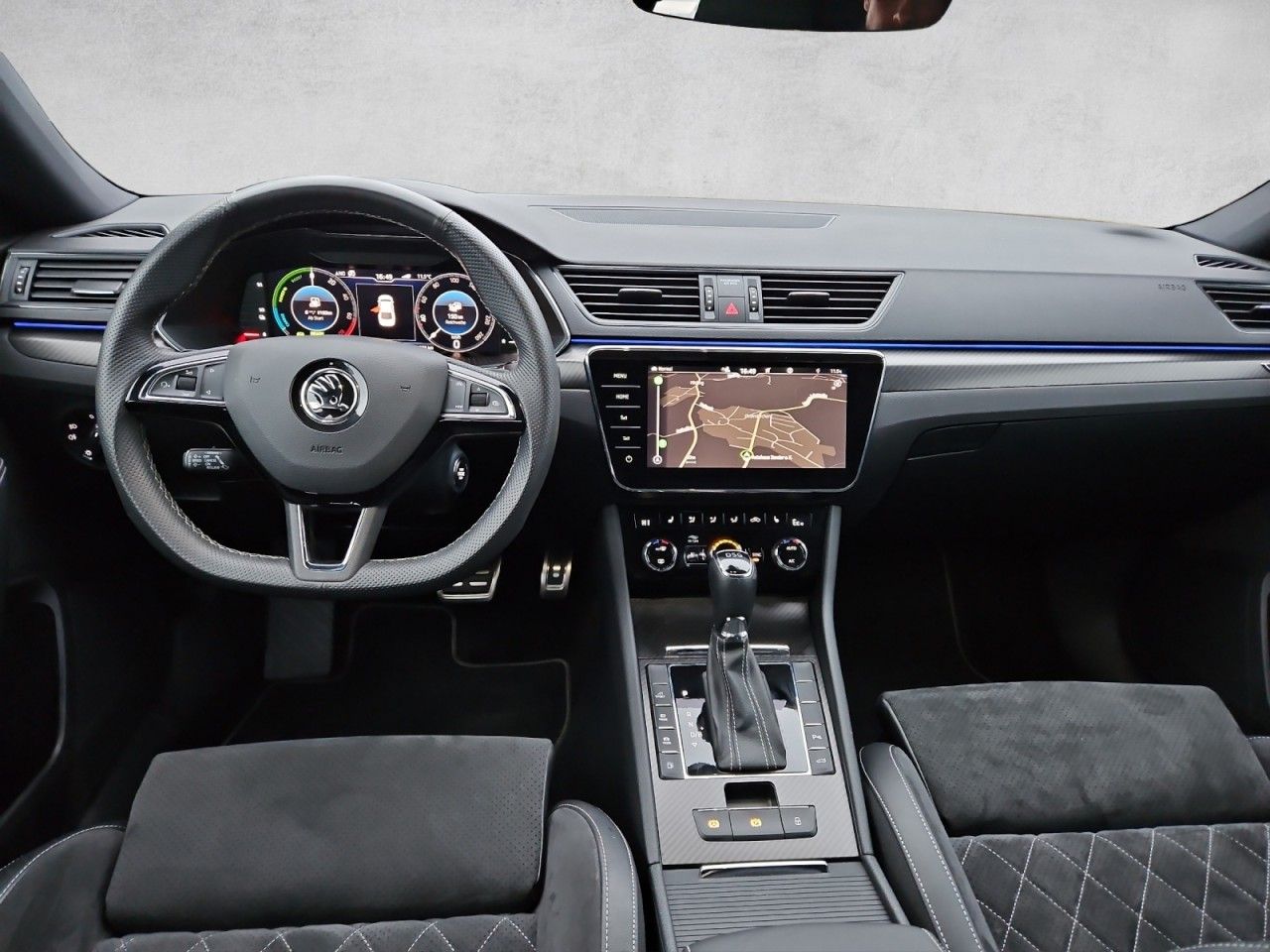Fahrzeugabbildung SKODA Superb Sportline iV AHK NAVI Standheizung