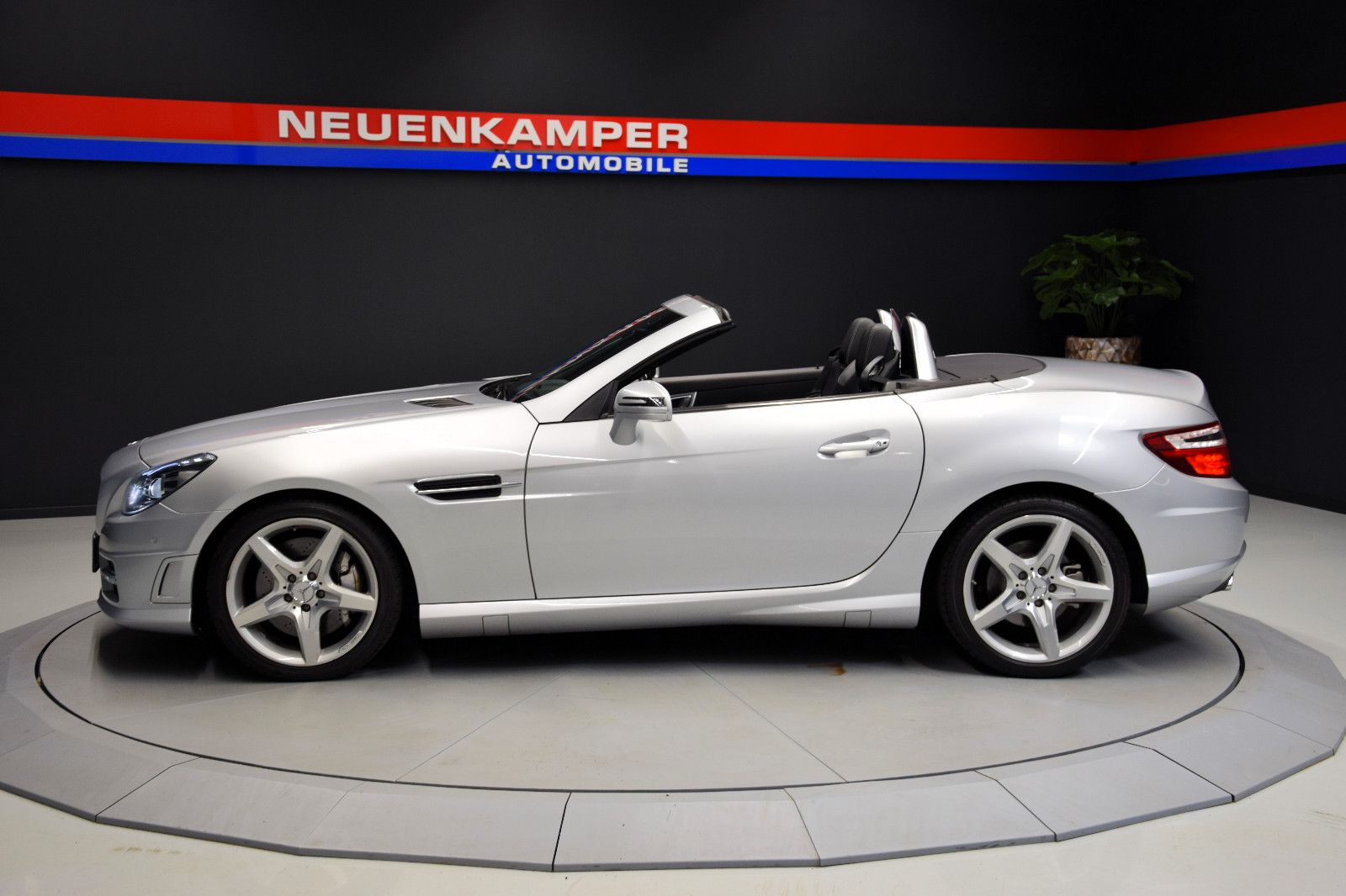 Fahrzeugabbildung Mercedes-Benz SLK 200 AMG Autom Xenon Pano Navi Leder Ambi PDC