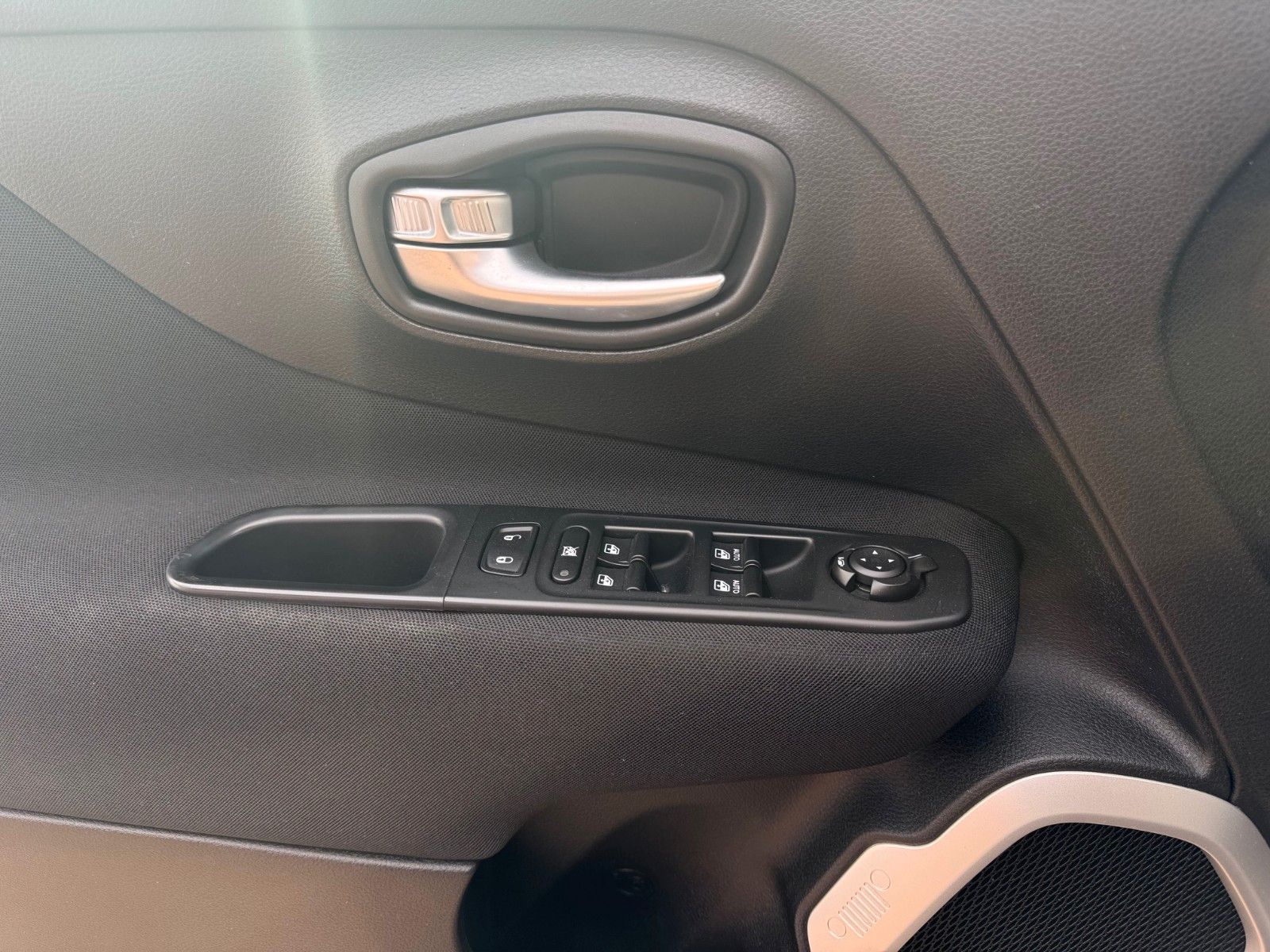 Fahrzeugabbildung Jeep Renegade Night Eagle Diesel FWD 2-Zonen Klima