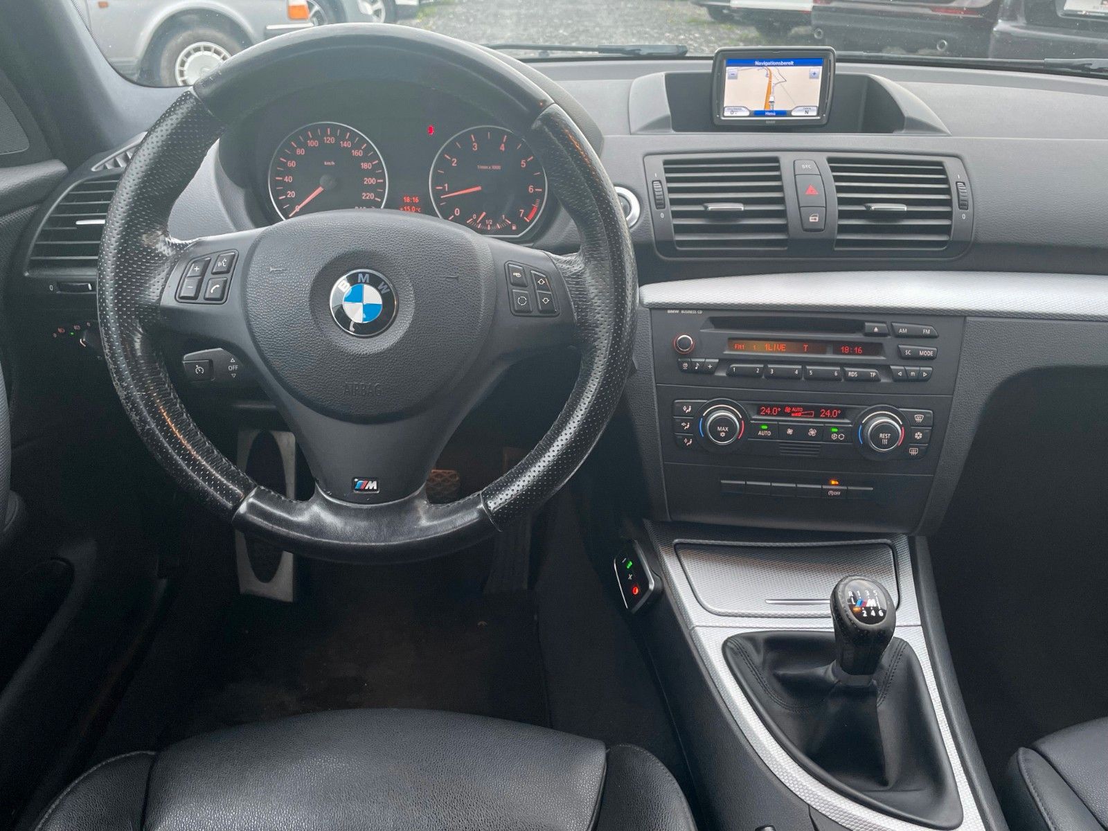 Fahrzeugabbildung BMW 118i 5-T M SPORTPAKET Leder Navi M SPORTFWK PDC