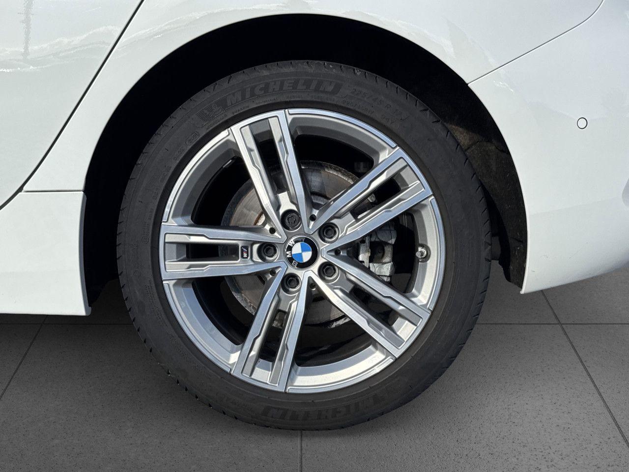 BMW 118i Sport Line adptLED Pano AHK Kamera GrTank