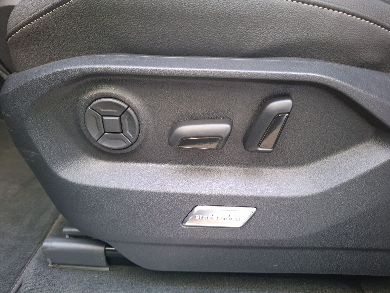 Fahrzeugabbildung Volkswagen Touareg TDI Elegance DSG 4M R-Line Matrix AHK Pa