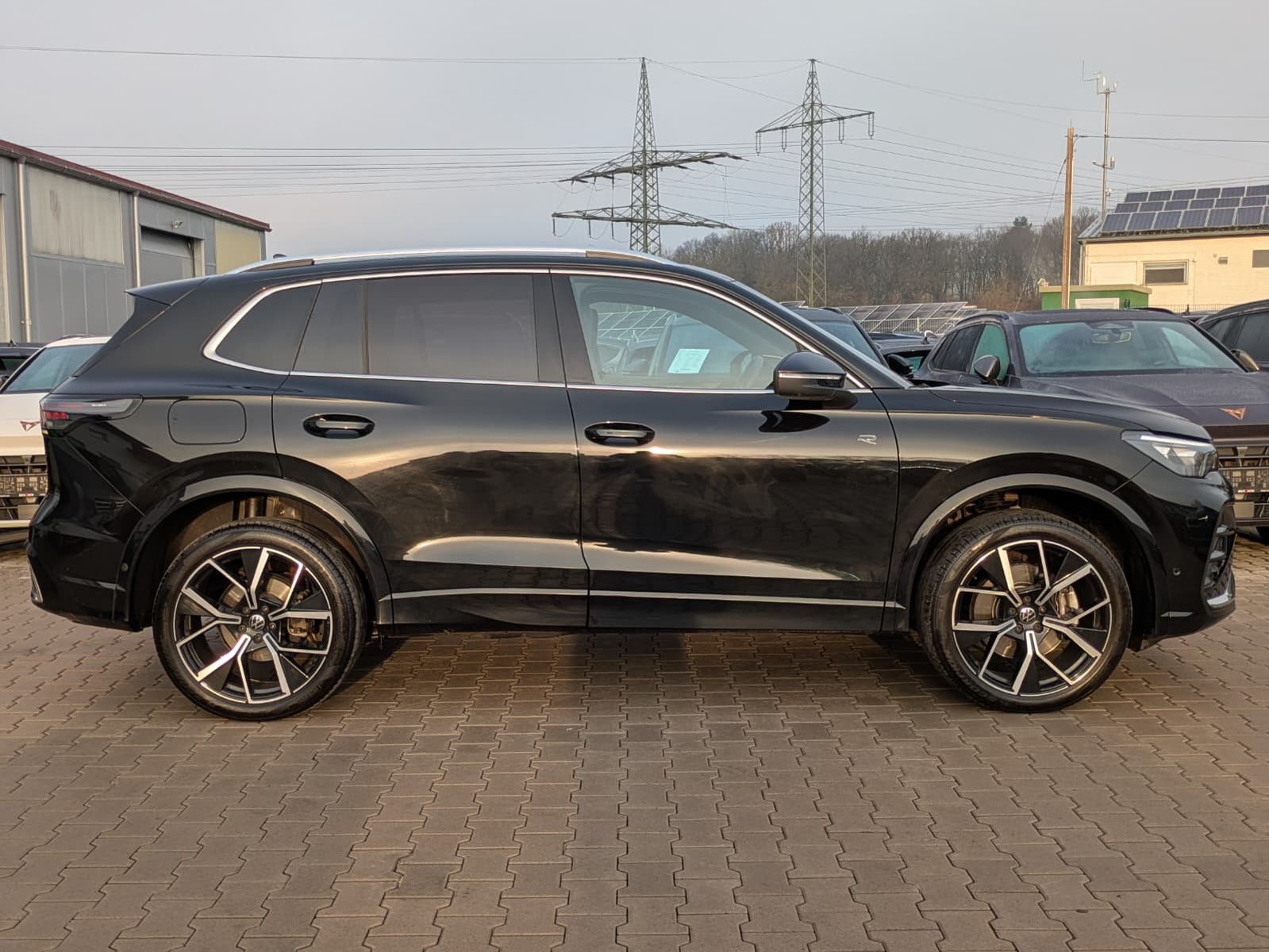 Fahrzeugabbildung Volkswagen Tiguan 2.0 TDI 4M R-Line PANO*H&K*AHK*MATRIX*20"