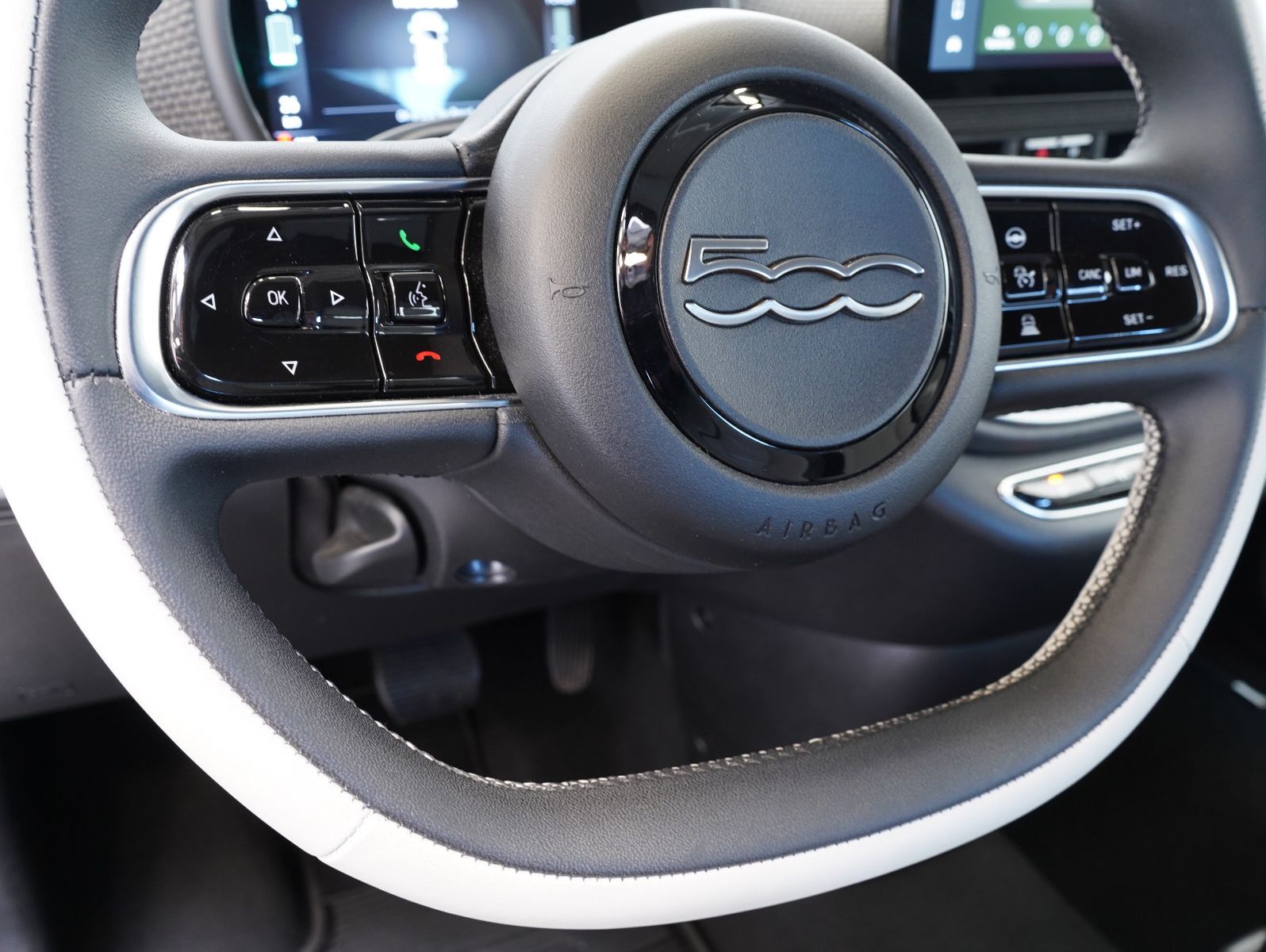 Fahrzeugabbildung Fiat 500e La Prima 87KW/42kWh/DC-LADEN/CARPLAY