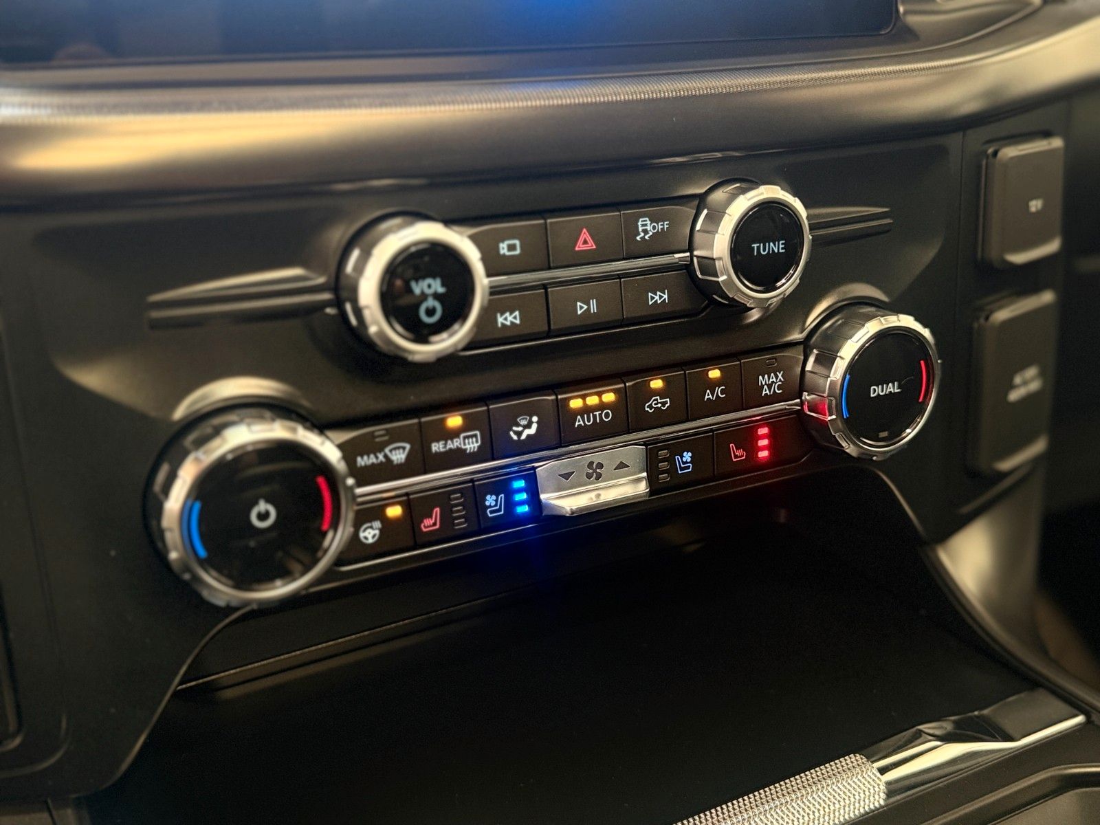 Fahrzeugabbildung Ford F-150 Lariat 5.0L V8  5,5" Black Edition