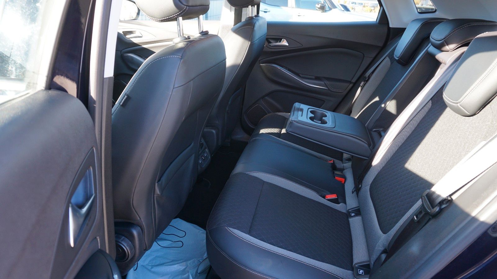 Fahrzeugabbildung Opel Grandland X T.Leder,Navi,Kamera,Bi-LED,SR+WR,AHK