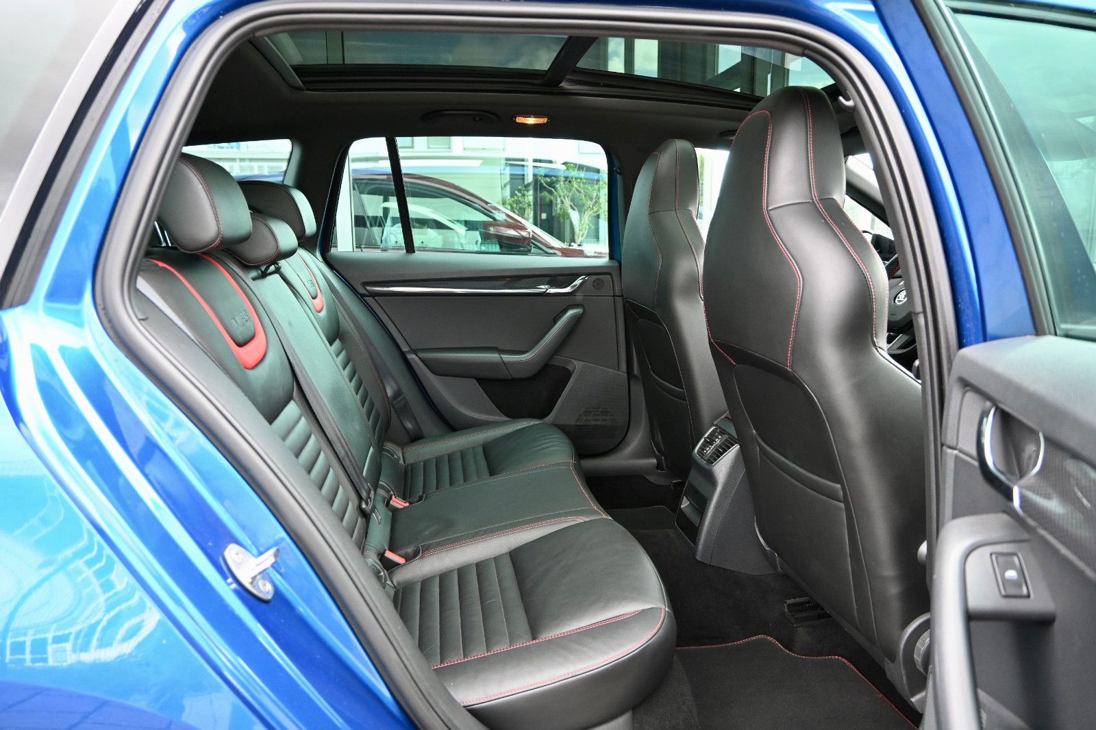 Fahrzeugabbildung SKODA Octavia 2.0 TDI Green tec DSG RS Combi °AHK°STHZ