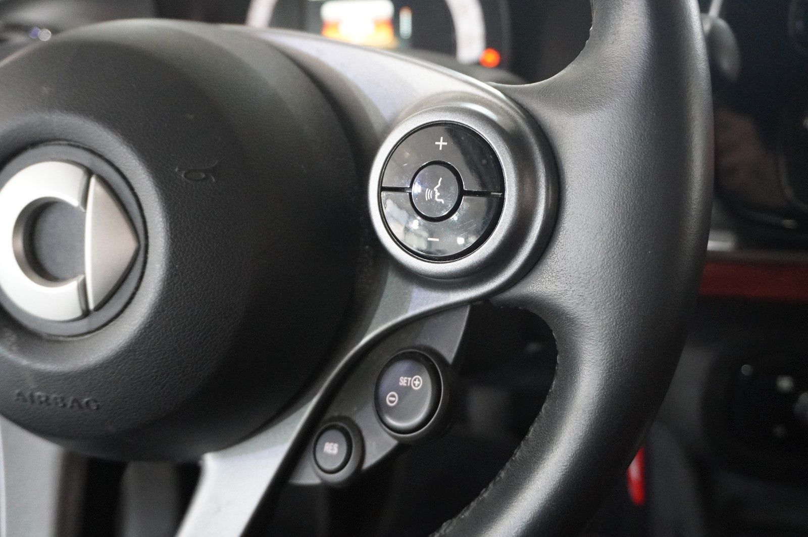 Fahrzeugabbildung Smart ForTwo 1.0 COUPE LED/KLIMA/SHZ/PANO./SPORT/USB