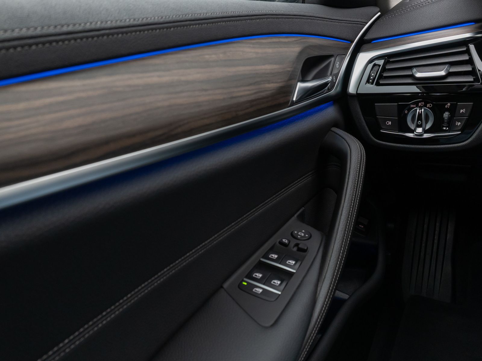 Fahrzeugabbildung BMW 530d Luxury Line Panorama Kamera DAB HiFi Alarm