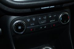 Fahrzeugabbildung Ford Fiesta Titanium 5-trg LED KLIMA Winter Paket PDC