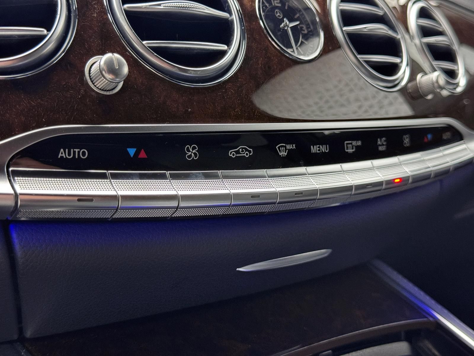 Fahrzeugabbildung Mercedes-Benz L 4MATIC/CHAUFFEUR/3xTV/BURM/PANO/DISTRO/HUD/360