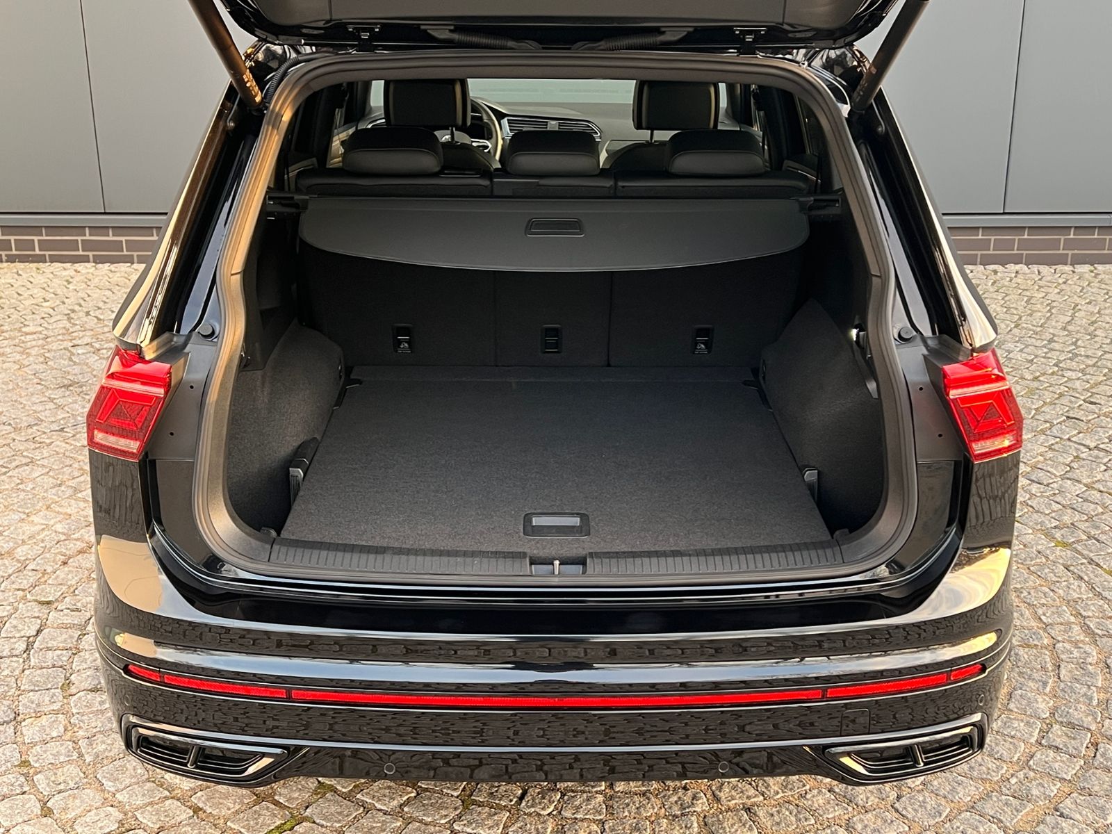 Fahrzeugabbildung Volkswagen Tiguan Allspace R-Line 2.0 TDI DSG 4MOTION *AHK,