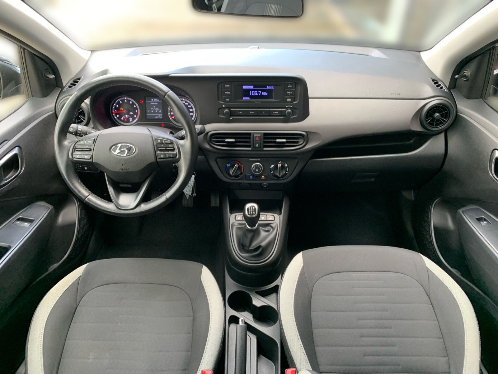 Fahrzeugabbildung Hyundai i10 1.0 Select Anhängerkupplung Sitzheizung PDC