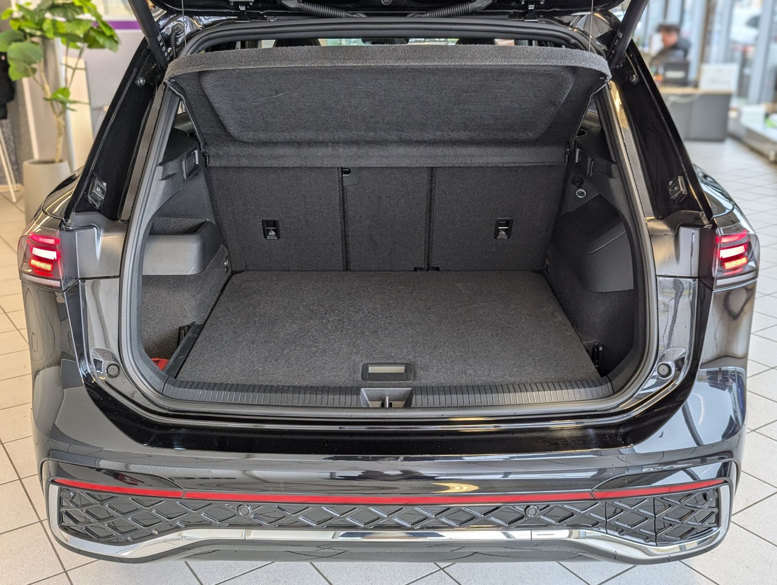 VW Tiguan 2.0TDI R-Line 4M Pano H/K AHK Matrix 20" - Image 17